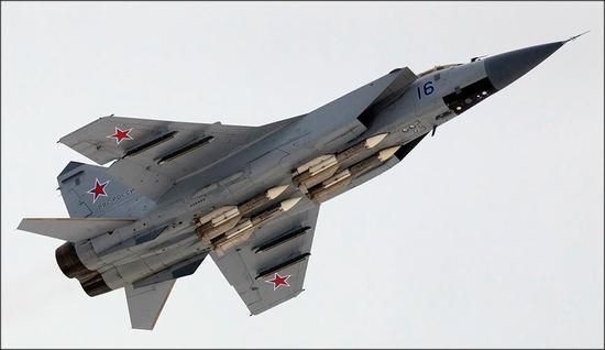 R-33是为了米格-31开发的对空导弹,米格-31可挂载4枚,并同时攻击4个目标