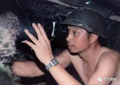 (上图为67军参谋长粟戎生在对越作战老山前线前沿观察所)
