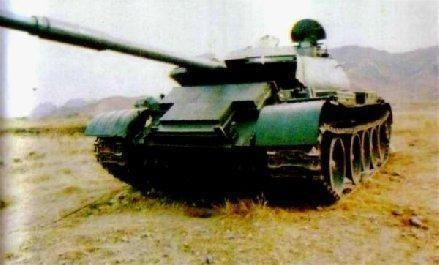 图为我军无人靶车在正面加厚装甲用以模仿美军M1A2