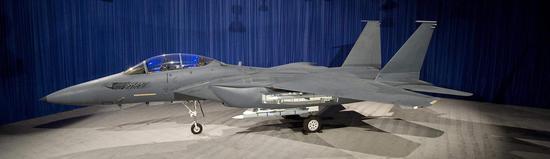 参照F-15SE加装保型挂舱模式