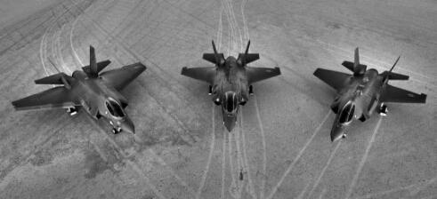 F-35ABC三型合照,(左侧:F-35C、中间:F-35B、右侧:F-35A)