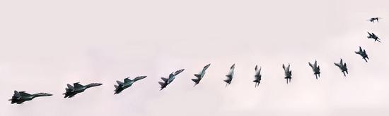 (苏-35于2013年巴黎国际航空航天展飞行表演,不得不说机动性能真的是好啊)