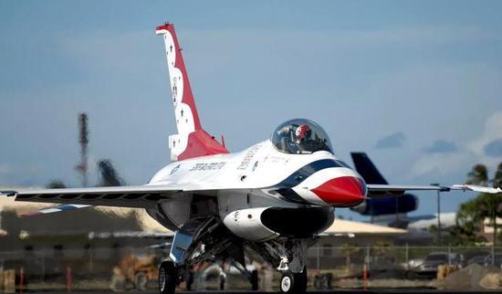 F16树立了三代机的设计标杆:高推比和低翼载,外加翼身融合和电传操纵