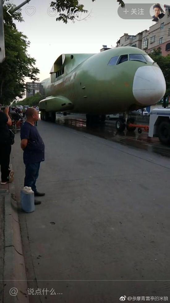 图片:机头、舱门都和运-20大同小异,注意凸起的主起落架舱整流罩