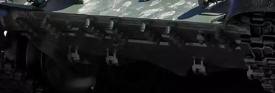 T-72A的首下有一排大螺栓