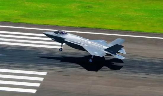 日本F-35紧急起飞升空