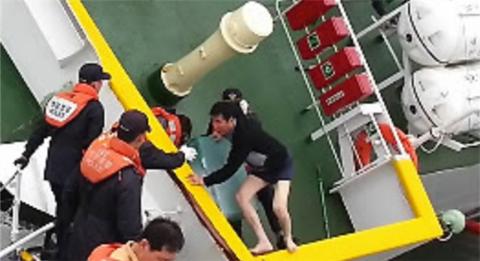 船难发生后,船长李某撇下乘客仓皇逃出