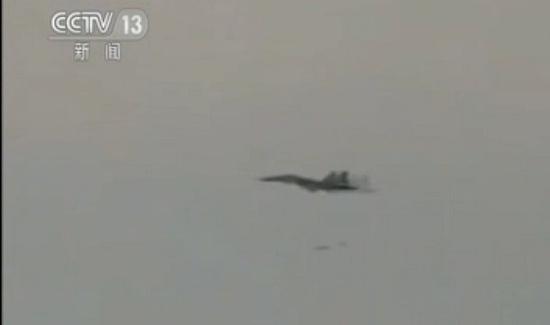 可能是中国空军歼-16投放精确制导炸弹的画面,可以看到它采用水面投弹