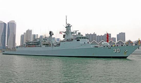 4月21日,马来西亚“莱库”号护卫舰抵达青岛港。刘明威摄