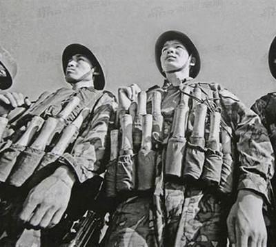 图片:长柄手榴弹的大量和长时间列装其实是中国单兵火力不足的表现。