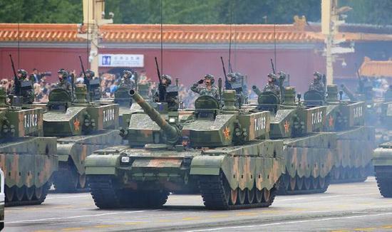 图为如“复制人军团”般铺满镜头的99A主战坦克。