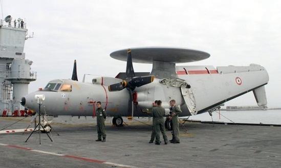 (图为一架在法军航空母舰上的鹰眼预警机)