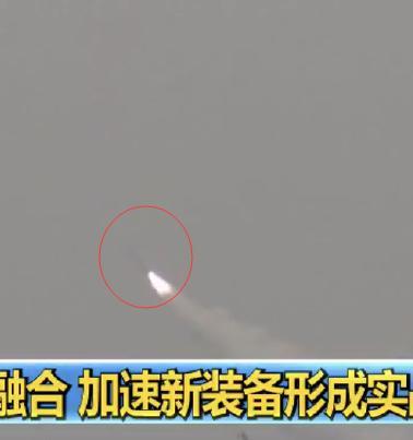 ▲疑似YJ18反舰导弹从水下潜艇鱼雷管发射出水后的瞬间(图片来源:网络)