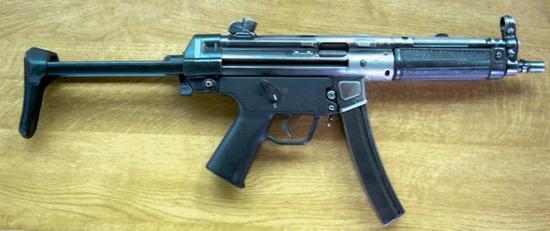 (1976年版本的MP5A3,前护木有金属防滑纹)