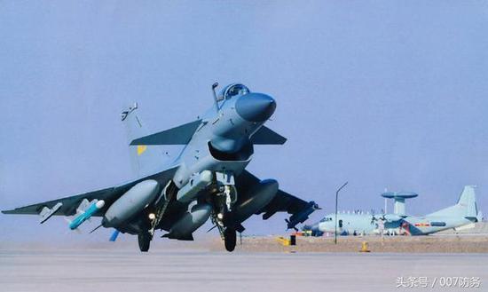 歼-10C携带K/RKL700A对抗吊舱升空