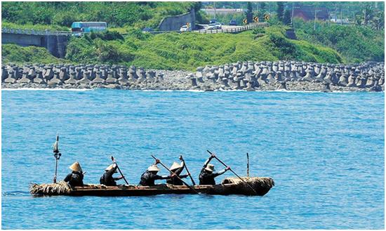 5名划手划独木舟前往日本冲绳(图片来源:台湾“中时电子报”)