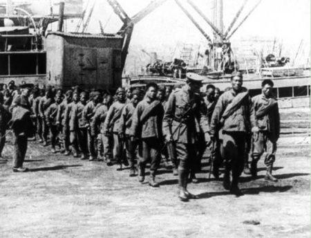 ▲资料图片:1917年,华工在法国下船。