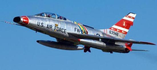 F-100“超级佩刀”战斗机