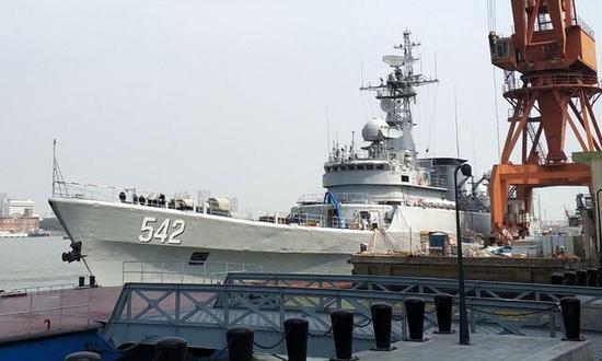 图为在船厂拆卸武器并翻新的542“铜陵”号护卫舰。