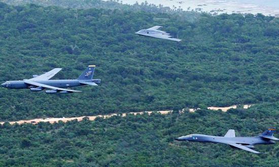 ◎2017年,美国空军B-52H、B-1B和B-2在关岛安德森空军基地上空大秀三机编队