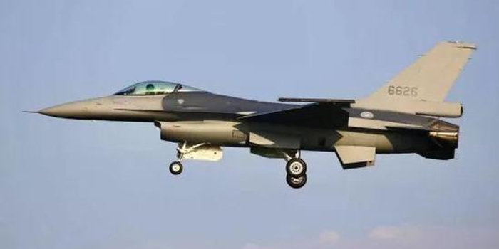 台军接收F16V战机 号称能深入大陆1000公里炸