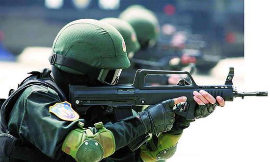 手持九五自动步枪的武警战士