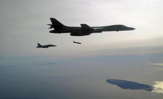 美国空军B-1B轰炸机发射LRASM导弹