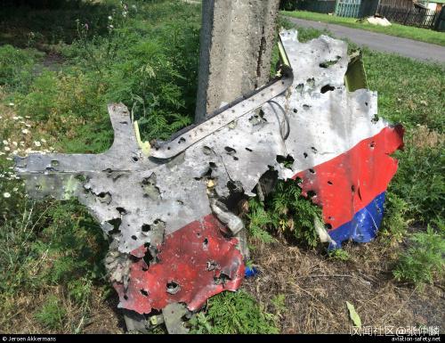 MH17机身残骸,弹片痕迹清晰可见