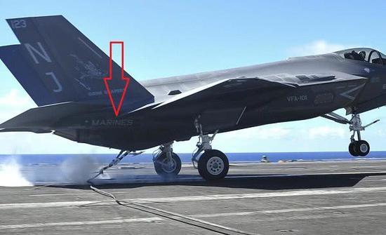 1架海军陆战队的F-35C战斗机正在着舰
