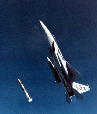 (图为以F-15战斗机试射的ASM-135A反卫星导弹)