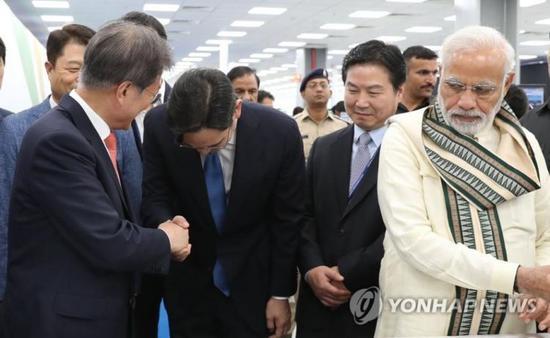 7月9日,文在寅叮嘱李在镕“扩大在韩投资”,图自韩联社