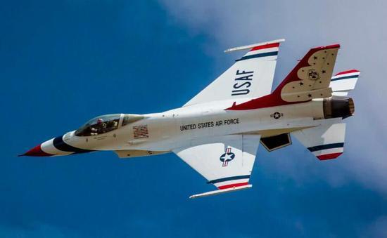 F-16战斗机是一款典型的能量战机,爬升加速都占优势