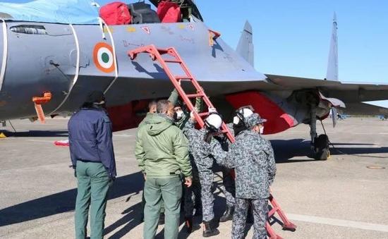 日本飞行员参观印度苏30MKI 讨论应对中国歼16战法