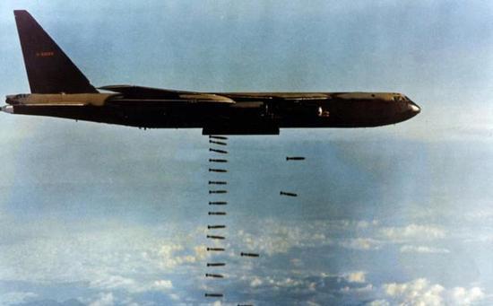 在越南执行任务的B-52“同温层堡垒”战略轰炸机