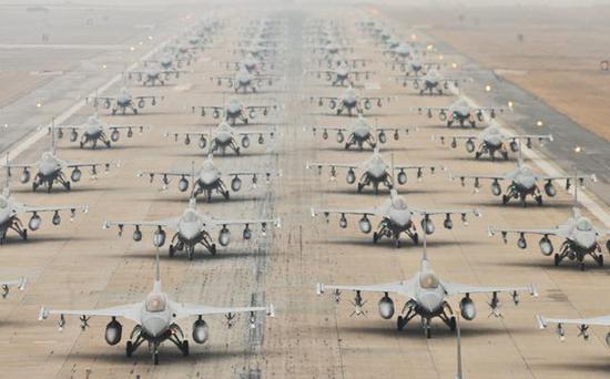 图为数量惊人的美国空军F-16机队。它们被F-35全部取代只是时间问题。