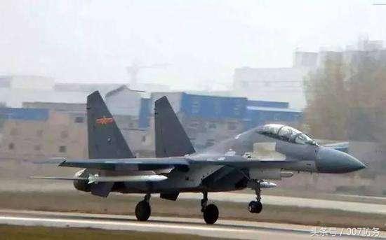歼-16携带的无弹翼空空导弹