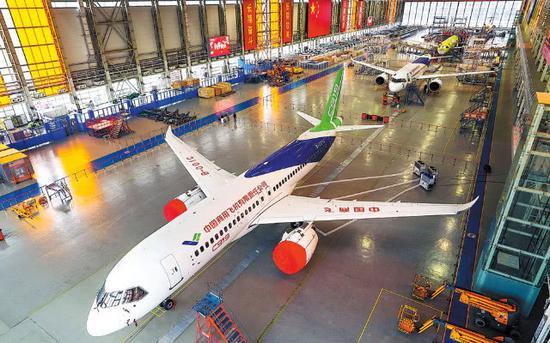 资料图:在中国商飞上海基地组装的3架C919。