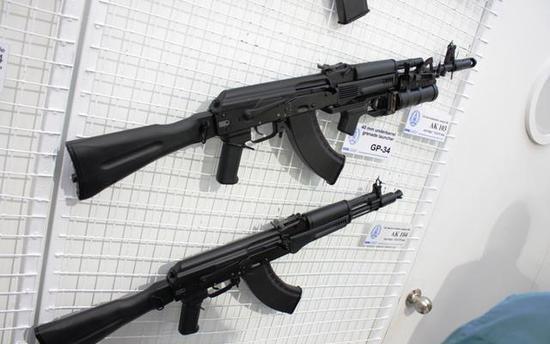 图为防务展上的AK-103和AK-104步枪,前者通常被认为是AK-47的现代化版本。