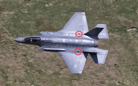 F-35隐身战机上装备的龙博透镜,机背机腹各2个