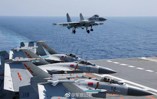 辽宁舰进行歼-15舰载机回收科目训练。