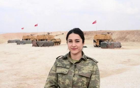 图片:土耳其炮兵阵地上的女兵。