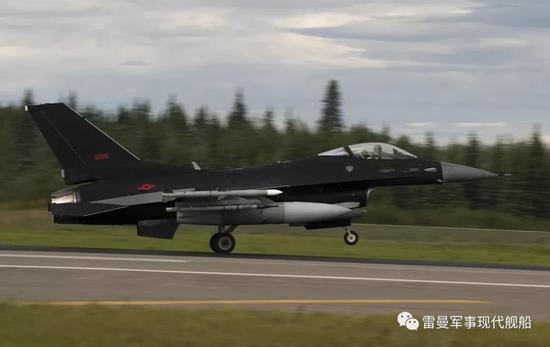 全身深灰黑色涂装的美军假想敌部队F-16,外形上看跟FC-31确实有点不清不楚
