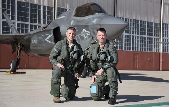 左:lt.col.tucker hamilton