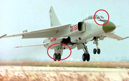 海军航空兵基本型歼轰-7战机,非整体式座舱前盖与单腹鳍是显著特征。