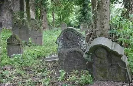 被破坏的烈士墓