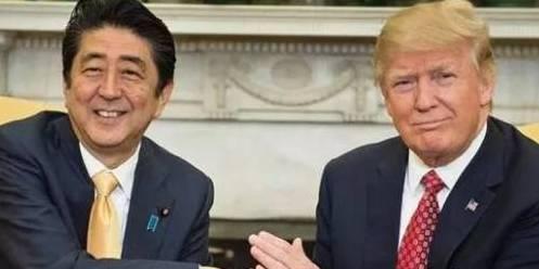 资料图:安倍晋三与特朗普握手见面