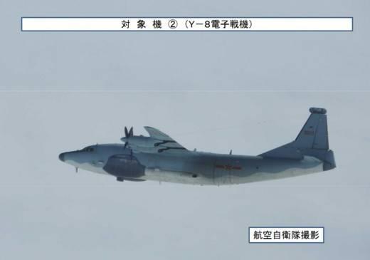 (日本拍摄的解放军运-8电子战机)