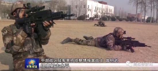 注意榴弹发射器“炮闩”位置,可谓非常趁手