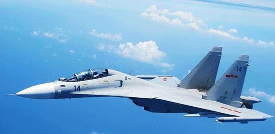 东海舰队“海空雄鹰团”苏-30MK2双座重型战斗机。