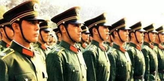新中国成立35周年阅兵式上,穿着83式制服的武警。图片来源于网络